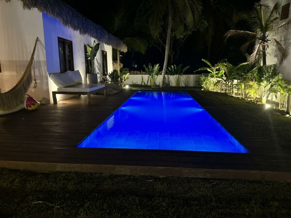 Imagem 4 de Casa com vista para o mar e piscina, com arquitetura que apresenta detalhes em palha e madeira, em Icaraizinho de Amontada